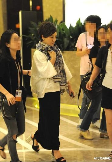 穿衣搭配|邓婕难得随夫亮相，穿黑色裙装体型微胖，62岁剪短发干练大气