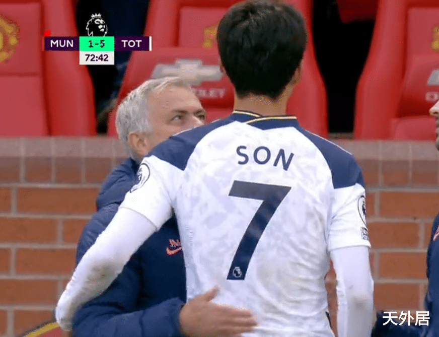 孙兴慜|巨星待遇！孙兴慜获9.7分后被换下，穆里尼奥送崇拜的眼神+安抚他