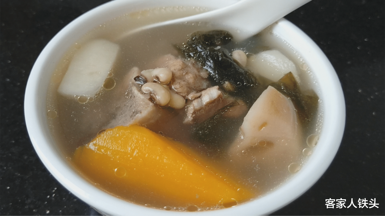 [食材]夏至过后常给家人煲这一款汤，食材做法简单，汤汁鲜甜好喝又解暑