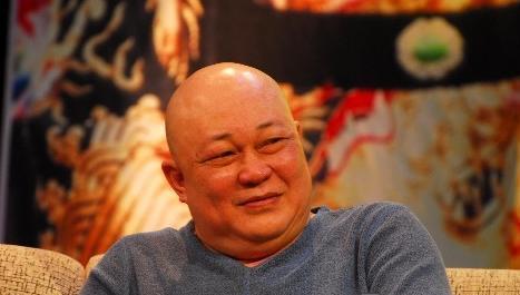 「金超群」“包青天”金超群，为演戏花光家产一生无子，遗言不准妻子改嫁