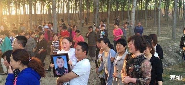 [小鸣]他4岁出门挣钱，8岁患上白血病，家长不依不挠坚持商演，终离世！