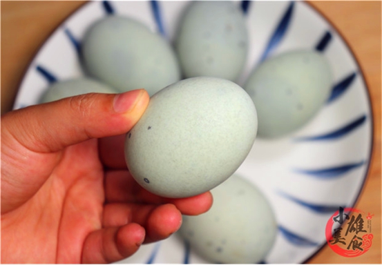 『皮蛋』买皮蛋，看见“这3种”扭头就走，10元9个也不要，老板从来不吃