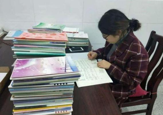 数学@\我女儿哪里错了？\3600÷9=400被判错，宝妈找老师理论反遭打脸