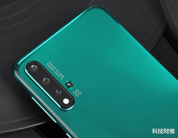 4G|从2999元跌至2199元，3200万+4800万四摄，网友：5G手机不急着买