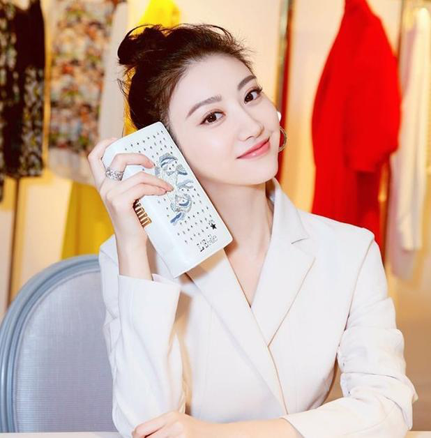 「」景甜晒出自己的豪宅，头次见阳台里还能种树，家里面积大得过分了