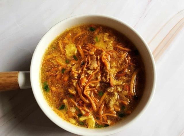 『虫草花』天气再热，我家饭菜也绝不凑合，3菜1汤端上桌，网友：家人真幸福