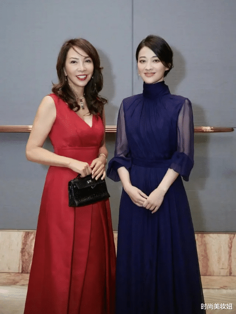 穿衣搭配|梅婷瘦下来真的太美了,穿无袖皮裙配低马尾,高级又优雅大气