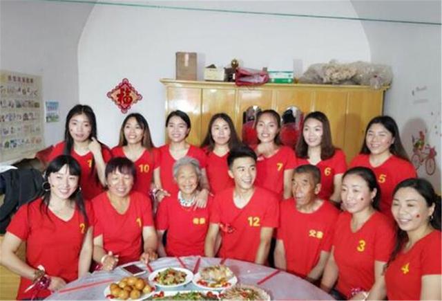 晓君侃史|当年11个农村姐姐凑32万为弟弟结婚买房，事后说：不是“扶弟魔”