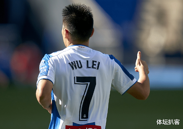 武磊|第93分钟，武磊1V3狂奔拼抢，队友们在散步，名嘴：太不容易了！