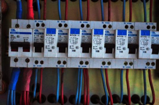 『』家里装漏电开关还是空气开关？看完才明白，可惜知道晚了！