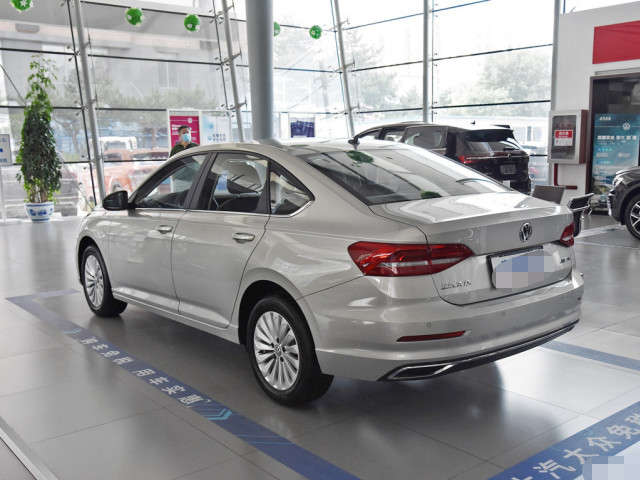 大众朗逸|大众朗逸跌至6.99万，油耗5.4L，买得起也养得起，可以放弃帝豪