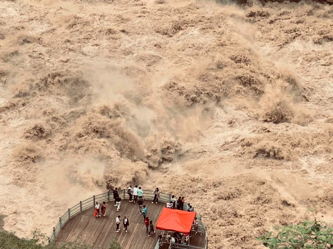 虎跳峡|虎跳峡现超级山洪惊涛骇浪,光看图片腿就软了……