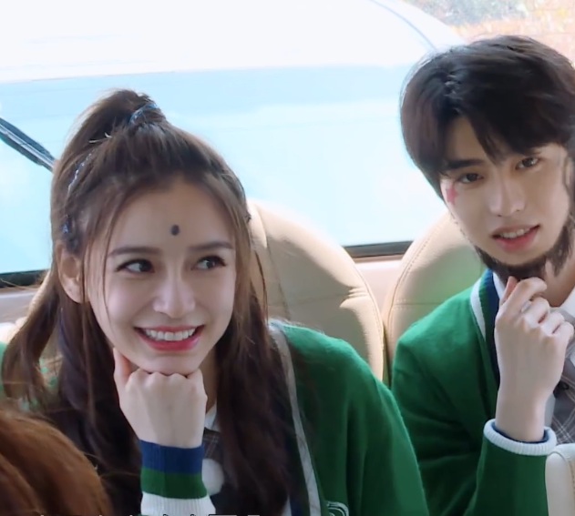 『关晓彤』奔跑吧搭乘公交车,baby与蔡徐坤挨着坐,关晓彤就不一样了