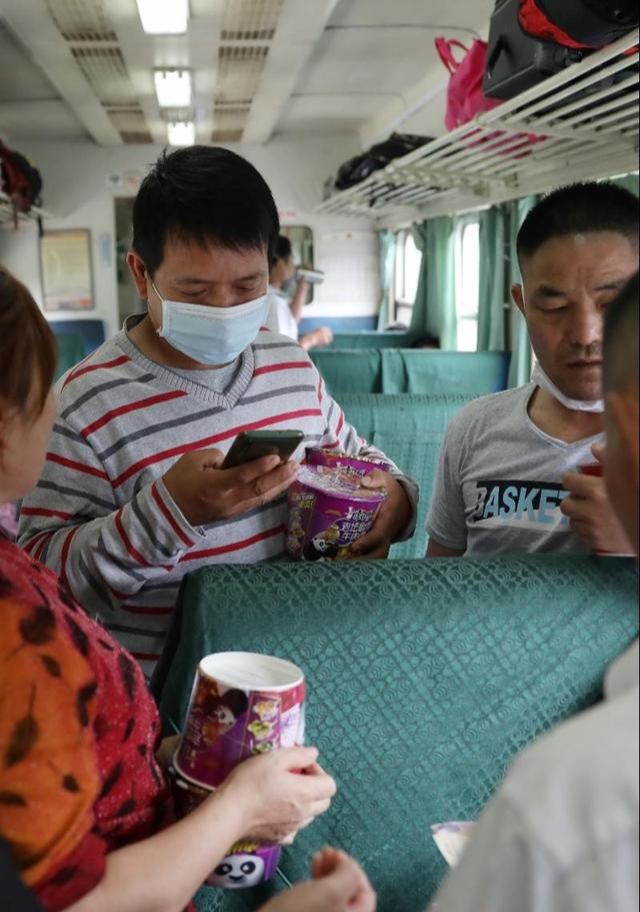 「暴雨」因暴雨被困列车上二十多小时，K9084列车上的众生相