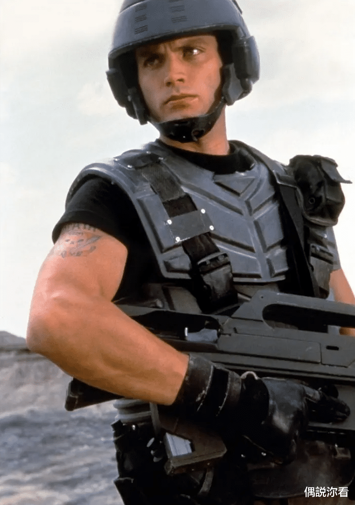 欧美明星|1997年，投资9500万美元的电影，弹药堆积如山吓坏拾荒者