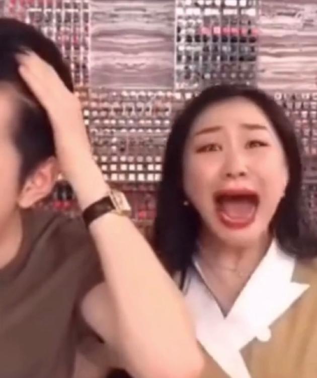 「李佳琦」女星直播出事故，上衣意外撩起吓到表情变形！李佳琦火速删掉回放