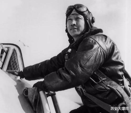 麦克阿瑟|他本是国军的空军上尉，后开着飞机起义，1964年破格授衔少将