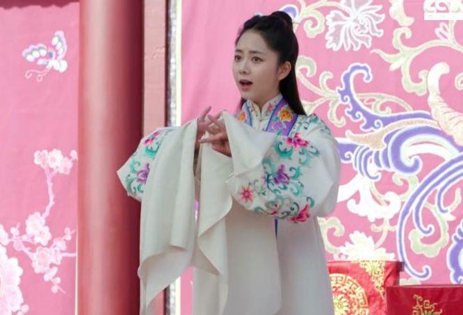 【锦衣之下】锦衣之下：高定服装一套上万元，今夏就有34套，最富捕快在此