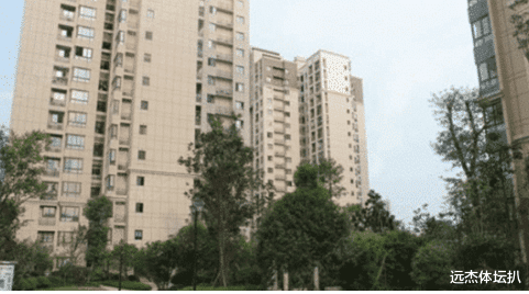 女子财大气粗一小区买九套房，八年后去看房却呆愣当场