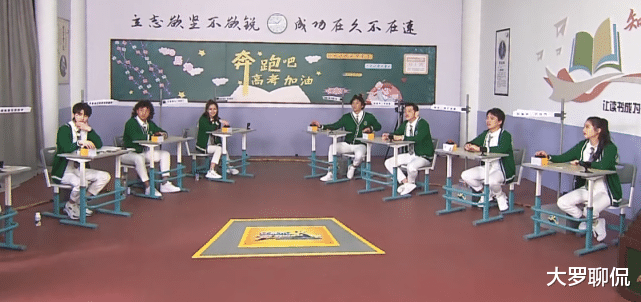 关晓彤|baby关晓彤同时扮学生，两人坐姿看出差距？结过婚就是不一样