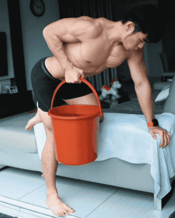 「徒手健身」他酷似周杰伦，长期在家带娃，徒手健身练出一副肌肉身材