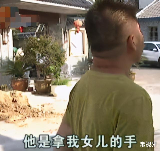 常视界|小学生被男子堵在墙边，诱骗女孩玩游戏：不要告诉家长，把手洗干净！