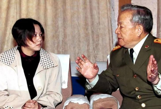 飞行员@王伟牺牲后，妻子被特招入伍授予少校军衔，他的儿子如今怎样了？