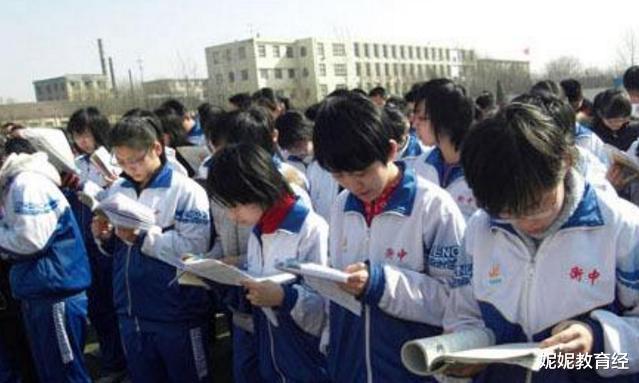 中学|孩子考上一所普通中学后，成绩一直保持第一，老师却说：建议转学