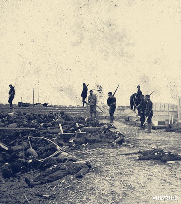 日军|镜头下真实的日本鬼子:图7围着人堆补刀的鬼子,图9拉着美国女警官奔跑