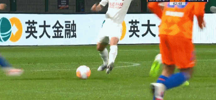 山东鲁能|裁判挡不住鲁能！李霄鹏被吹急了，外援中卫无奈跪地，标准看不懂