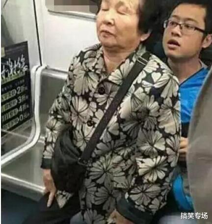 |“下班回家看到大妈坐在别人腿上，画面有点尴尬”哈哈哈哈