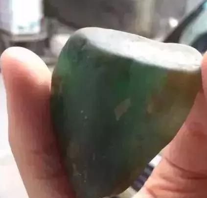 翡翠@捡漏的翡翠小料,皮中透着绿,剥皮果然爆色,成品小田螺太有爱!