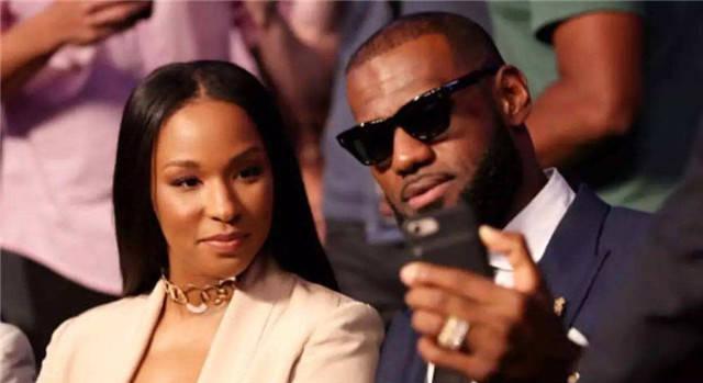 #勒布朗·詹姆斯#特殊时期无法外出，詹姆斯在家让詹嫂很开心，与年轻时差别很大