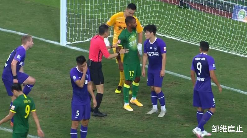 教练|进球被取消+2张黄牌!泰达教练组怒找裁判要说法,谁注意到王宝山