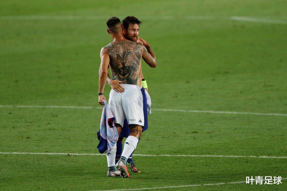 梅西|比赛结束,马上找梅西!欧冠前锋追星成功,换到原味球衣