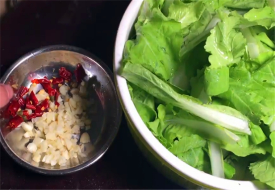 青菜|不管炒什么青菜，记住这2招，青菜翠绿鲜嫩，不比饭店的差！