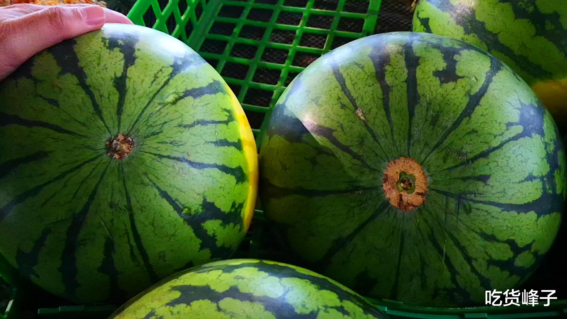 ▲懂行人买西瓜，只是拍打还不行，记住4个诀窍，小贩对你刮目相看