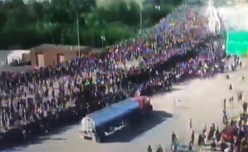 「」一片混乱！美国油罐车高速公路疾驰 冲撞抗议人群（动图）