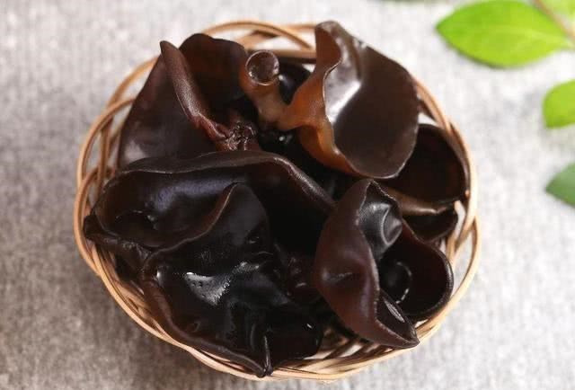 「长寿」血管干净人长寿，多吃4种食物，少做5件事，是在给血管“加寿”