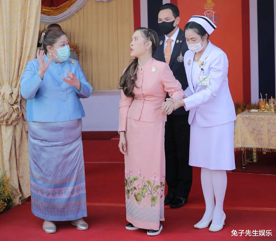63歲泰國公主被蘇提達排擠，穿荷花裙現身工地，隻有女兒跪在身邊-圖3