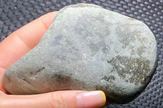 桃核|一块重380克的后江场口翡翠原石,开窗爆满色冰阳绿!