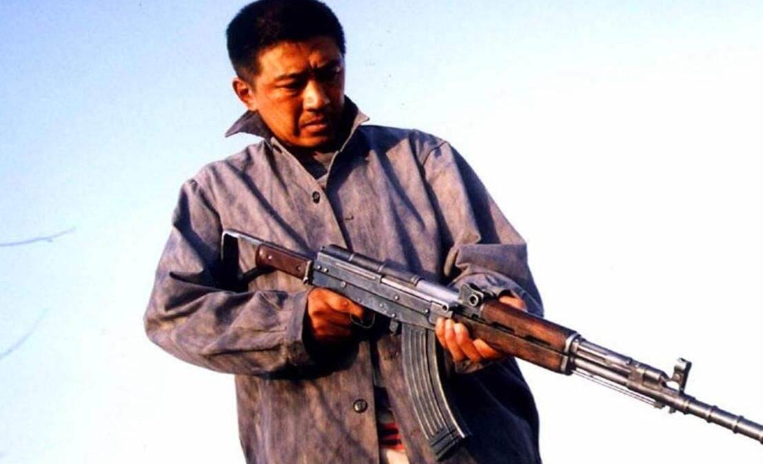 ▲中国士兵站岗时，为什么两人只有一把枪？20年前有血的教训