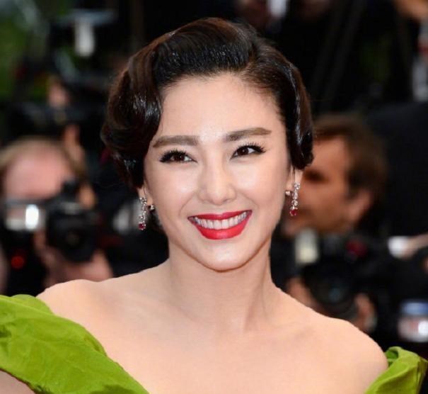 吴昕|张雨绮首轮公演，一身荧光绿超嫩太甜美！终于能看出比吴昕小4岁