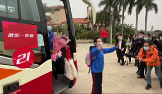 [黄冈]私家车自发鸣笛、市民摇旗迎接…英雄归来，请收下我们的敬意