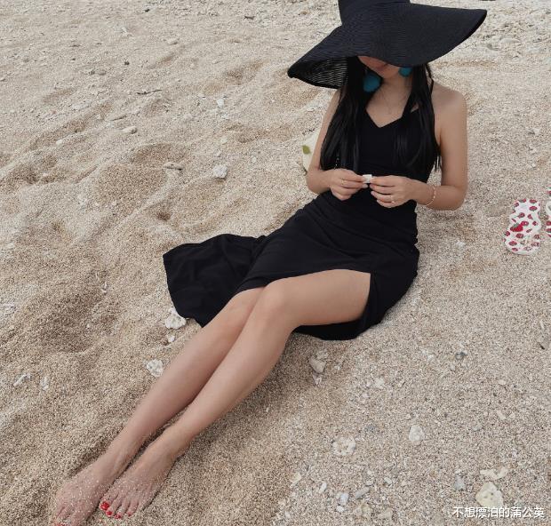 韓庚老婆海灘度假，穿吊帶裙喝椰汁“放飛自我”，網友：魔鬼身材-圖5