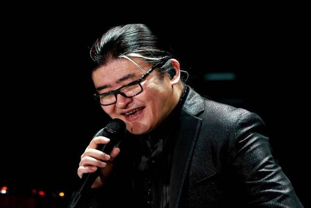 『黄家驹』曾一首歌赚2亿,在黄家驹墓前K歌被封杀,后来开劳斯莱斯跑出租