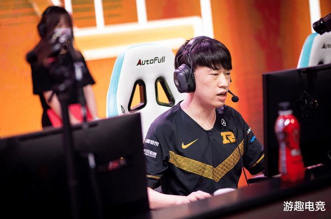 卡牌|RNG小虎卡牌的出装顶级理解，防御塔看了也要叫爹