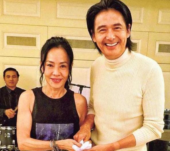 香港|走进周润发在香港的家，房子像是年久失修，外墙只是简单刷个白墙