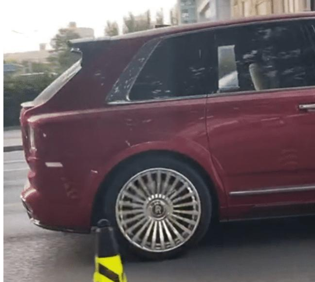 劳斯莱斯库里南|北京“双色”劳斯莱斯上路,法拉利躲10米远,车主怕了