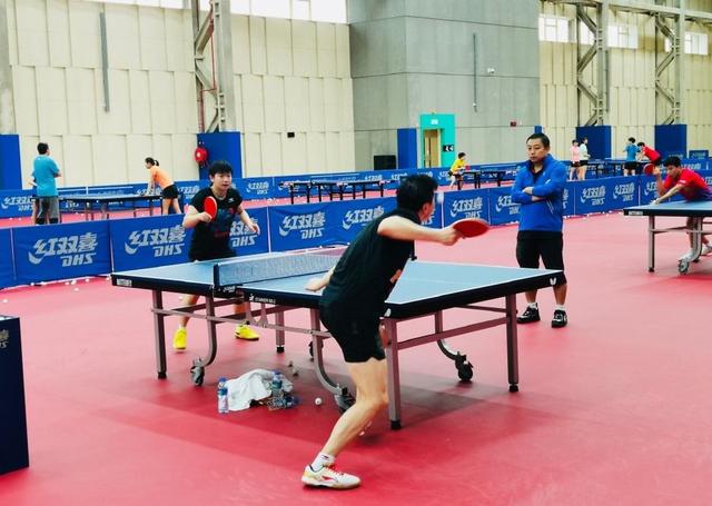 许昕▲国乒传来坏消息，马龙许昕思子心切，樊振东继续当“野人”